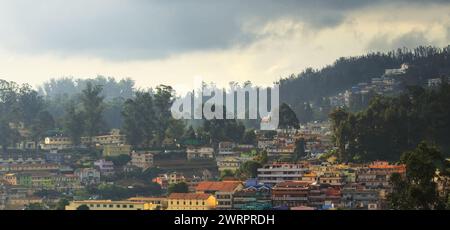 vue panoramique sur les belles montagnes de nilgiri et paysage urbain de la station de colline ooty le matin, tamilnadu dans le sud de l'inde Banque D'Images