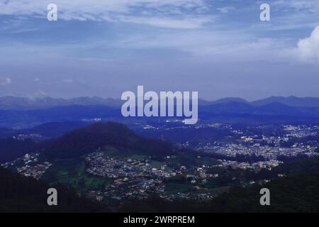 vue panoramique sur les belles montagnes de nilgiri et paysage urbain de la station de colline ooty le matin, tamilnadu dans le sud de l'inde Banque D'Images