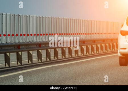 Barrières de sécurité sur autoroute. Barrière de sécurité en acier anodisé. Améliorer la sécurité routière. Banque D'Images