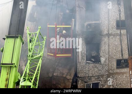 Non exclusif : SUMY, UKRAINE - 13 MARS 2023 - les sauveteurs utilisent de l'équipement de haute altitude et des outils spéciaux pour rechercher des personnes sous les décombres d'un f Banque D'Images