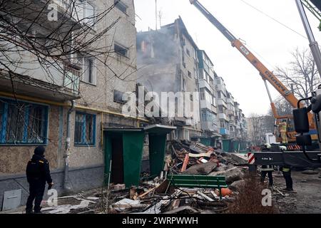 Non exclusif : SUMY, UKRAINE - 13 MARS 2023 - les sauveteurs utilisent de l'équipement de haute altitude et des outils spéciaux pour rechercher des personnes sous les décombres d'un f Banque D'Images