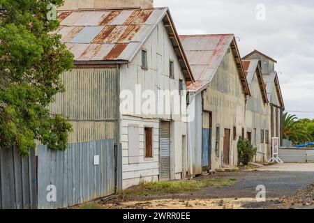 Ancien hangar de stockage d'étain dans une rangée dans une ville rurale à Nhill dans l'ouest du Victoria, Australie. Banque D'Images