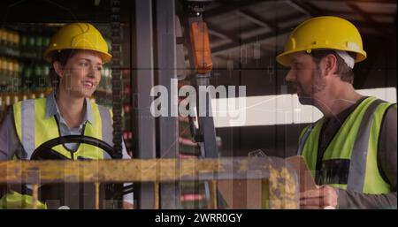 Image du traitement des statistiques sur les travailleurs masculins et féminins dans l'entrepôt Banque D'Images