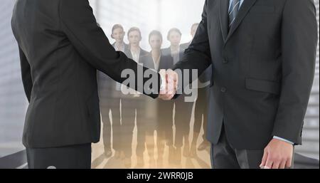 Image d'homme d'affaires et de femme d'affaires serrant la main sur un groupe de gens d'affaires Banque D'Images