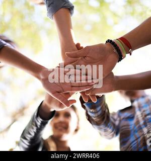 Mains, amis et personnes pour le travail d'équipe, la collaboration et la communauté en plein air dans la nature, l'environnement et le parc de la vue ci-dessous. Groupe, diversité et Banque D'Images