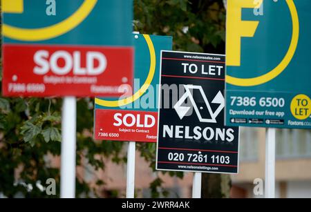 Photo du dossier datée du 05/10/15 les agents de location et immobiliers signent à l'extérieur des appartements sur le chemin Old Kent à Londres. Une « solide augmentation » du nombre de vendeurs mettant leurs maisons sur le marché a été observée en février, avec la plus forte hausse enregistrée depuis l'automne 2020, selon les enquêteurs. Date d'émission : jeudi 14 mars 2024. Banque D'Images