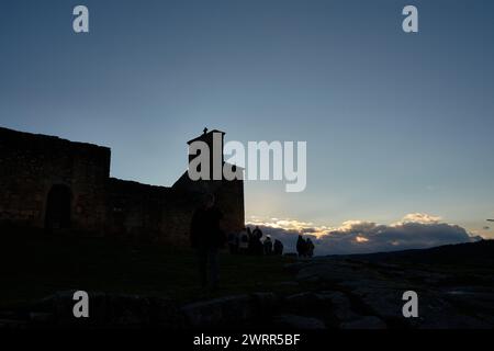 Silhouette de l'église notre-Dame du Château avec des silhouettes de personnes à Castelo Mendo Portugal Banque D'Images