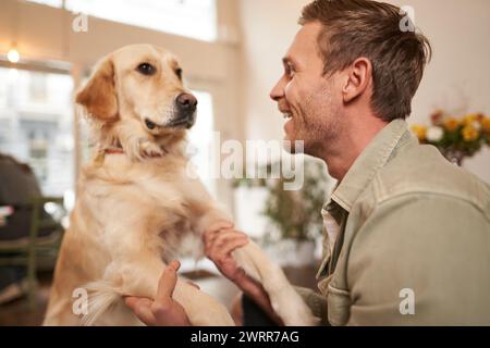 Gros plan portrait de chien mignon et homme heureux, Guy embrassant son animal de compagnie, passant du temps dans un café respectueux des animaux, attendant une commande Banque D'Images