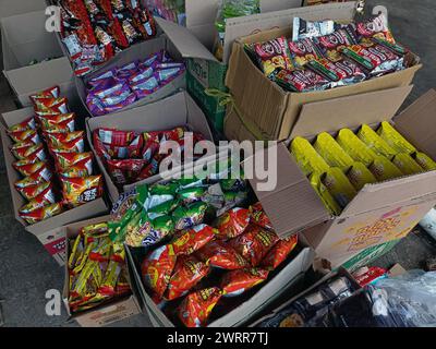 Jakarta, Indonésie - 10 février 2024 : diverses marques de chips et de snacks importés dans les magasins de rue. Banque D'Images