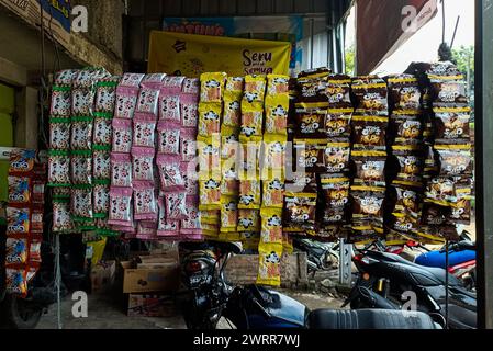 Jakarta, Indonésie - 10 février 2024 : diverses marques de chips et de snacks importés dans les magasins de rue. Banque D'Images