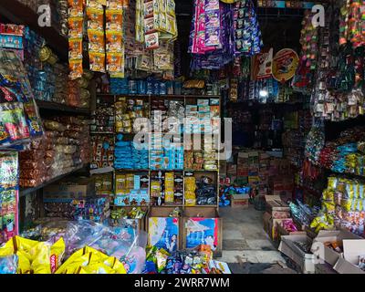 Jakarta, Indonésie - 10 février 2024 : diverses marques de chips et de snacks importés dans les magasins de rue. Banque D'Images