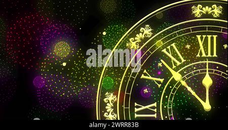 Image de l'horloge montrant minuit et feux d'artifice explosant sur fond noir Banque D'Images