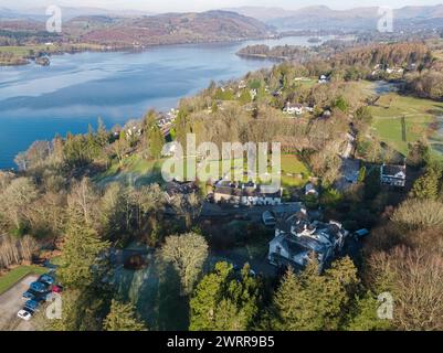 Photographie aérienne de maisons au premier plan et du lac Windermere, Cumbria, Royaume-Uni avec les collines et les montagnes du Lake District au loin Banque D'Images