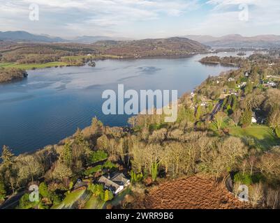 Photographie aérienne du lac Windermere, Cumbria, Royaume-Uni avec les collines et les montagnes du Lake District au loin Banque D'Images