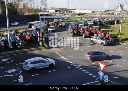 Gand, Belgique. 14 mars 2024. Des tracteurs sont vus à la « Turborotonde » lors d'une manifestation d'agriculteurs bloquant l'entrée des camions au port de Gand, le jeudi 14 mars 2024. Deux associations indépendantes de jeunes agriculteurs continuent de protester contre les règles strictes en matière d'azote pour les agriculteurs. En bloquant les ports, les agriculteurs veulent souligner que c’est principalement l’industrie qui émet de l’azote, et non l’agriculture. BELGA PHOTO NICOLAS MAETERLINCK crédit : Belga News Agency/Alamy Live News Banque D'Images