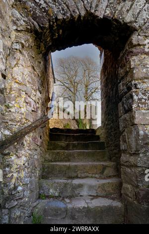 Promenade sur le chemin de la Poterne à Saint-Suzanne-et-Chammes, un village médiéval de Mayenne. Vue par la porte du G. Banque D'Images