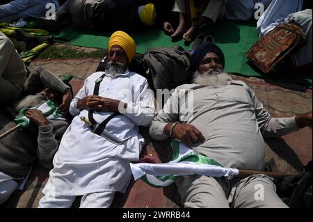 Delhi, New Delhi, Inde. 14 mars 2024. Les agriculteurs prennent du repos alors qu'ils protestent contre les prix des cultures guranteed à New Delhi, Inde, le 14 mars 2024 (image crédit : © Deep Nair/ZUMA Press Wire) USAGE ÉDITORIAL SEULEMENT! Non destiné à UN USAGE commercial ! Banque D'Images