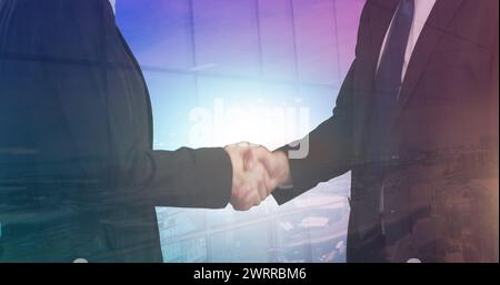 Image d'homme d'affaires et de femme d'affaires serrant la main sur le paysage urbain Banque D'Images