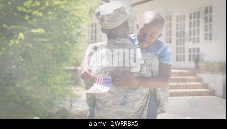 Image du drapeau des états-unis agitant sur un soldat afro-américain et son fils Banque D'Images