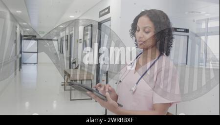 Image de l'adn et du traitement des données sur médecin féminin biracial Banque D'Images