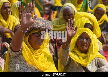 New Delhi, Delhi, Inde. 14 mars 2024. Les agricultrices assistent à un sit-in appelé par les agriculteurs indiens réclamant un prix de soutien minimum (MSP) pour leurs cultures qui leur a été promis en 2021 lors de la manifestation des agriculteurs, des exemptions de prêt et d'autres demandes, à New Delhi, en Inde, le 14 mars 2024. (Crédit image : © Kabir Jhangiani/ZUMA Press Wire) USAGE ÉDITORIAL SEULEMENT! Non destiné à UN USAGE commercial ! Banque D'Images