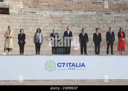 Vérone, Italie. 14 mars 2024. © Pierre Teyssot/MAXPPP ; G7 Italie - Réunion des ministres de‚Äô industrie et du numérique. Vérone, Italie, le 14 mars 2024. Adolfo Urso (5e à droite), ministre italien, première à gauche, Margrethe Vestager de la Commission européenne, Canada‚Äôs François Philippe Champagne (4e à gauche), Allemagne‚Äôs Robert Habeck, Corée du Sud‚Äôs Jean Koh, Japonais Taku Ishii et Junji Hasegawa, France‚Äôs Marina Ferrari (3e à gauche), Royaume-Uni‚Äôs Michelle Donelan (à droite), États-Unis‚Äôs Zoe Baird pose pour une famille photo dans l'arène de Vérone. ¬ © Pierre Teyssot/Maxppp crédit : MAXPPP/Alamy Live News Banque D'Images