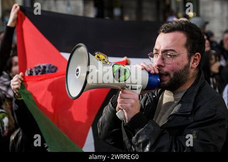 Actualités - activistes pro palestine à naples des activistes du réseau de Naples pour la Palestine et du réseau étudiant de Naples pour la Palestine et du Centre culturel Handala Ali ont symboliquement occupé l'échafaudage sur la façade du théâtre San Carlo à Naples, abaissement de deux banderoles pour promouvoir la manifestation du vendredi 15 mars à 12 h 2,30 sur la Piazza Garibaldi pour mettre fin au génocide en Palestine et pour exiger la libération d'Anan Yaeesh de la prison de Terni. Napoli Naples Italie Copyright : xAntonioxBalascox/xLiveMediax LPN 1276722 Banque D'Images