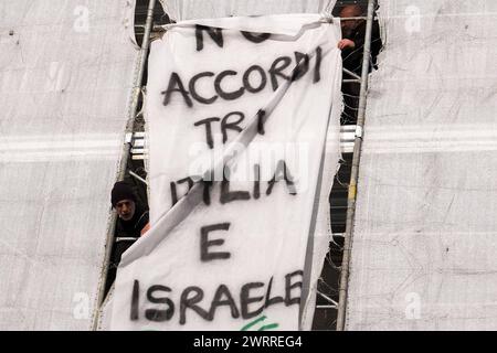 Actualités - activistes pro palestine à naples des activistes du réseau de Naples pour la Palestine et du réseau étudiant de Naples pour la Palestine et du Centre culturel Handala Ali ont symboliquement occupé l'échafaudage sur la façade du théâtre San Carlo à Naples, abaissement de deux banderoles pour promouvoir la manifestation du vendredi 15 mars à 12 h 2,30 sur la Piazza Garibaldi pour mettre fin au génocide en Palestine et pour exiger la libération d'Anan Yaeesh de la prison de Terni. Napoli Naples Italie Copyright : xAntonioxBalascox/xLiveMediax LPN 1276720 Banque D'Images