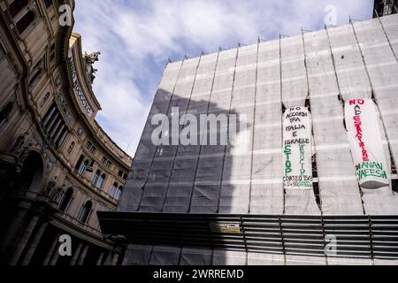 Actualités - activistes pro palestine à naples des activistes du réseau de Naples pour la Palestine et du réseau étudiant de Naples pour la Palestine et du Centre culturel Handala Ali ont symboliquement occupé l'échafaudage sur la façade du théâtre San Carlo à Naples, abaissement de deux banderoles pour promouvoir la manifestation du vendredi 15 mars à 12 h 2,30 sur la Piazza Garibaldi pour mettre fin au génocide en Palestine et pour exiger la libération d'Anan Yaeesh de la prison de Terni. Napoli Naples Italie Copyright : xAntonioxBalascox/xLiveMediax LPN 1276727 Banque D'Images