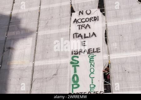 Actualités - activistes pro palestine à naples des activistes du réseau de Naples pour la Palestine et du réseau étudiant de Naples pour la Palestine et du Centre culturel Handala Ali ont symboliquement occupé l'échafaudage sur la façade du théâtre San Carlo à Naples, abaissement de deux banderoles pour promouvoir la manifestation du vendredi 15 mars à 12 h 2,30 sur la Piazza Garibaldi pour mettre fin au génocide en Palestine et pour exiger la libération d'Anan Yaeesh de la prison de Terni. Napoli Naples Italie Copyright : xAntonioxBalascox/xLiveMediax LPN 1276726 Banque D'Images