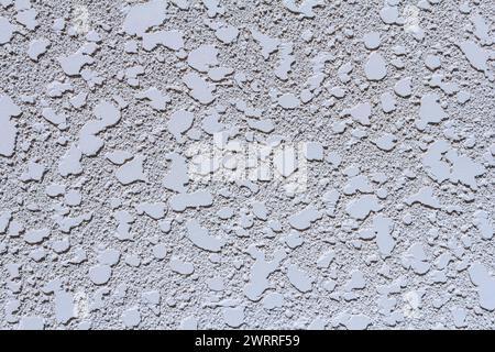 Mur de béton frais sur le chantier de construction, mur gris avec plancher de ciment, processus de rénovation de fond de construction, abstrait. Banque D'Images