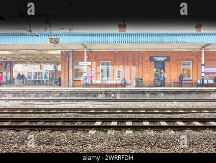 Les passagers sur un quai à la gare de Doncaster, en Angleterre, attendent le rival d'un train. Banque D'Images