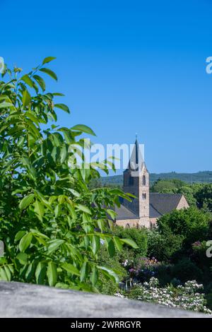 La vue depuis les ruines du château d'Ulmen jusqu'aux préparées Église Matthias Banque D'Images