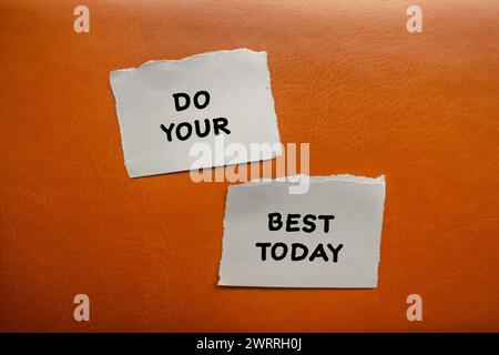 Faites de votre mieux aujourd'hui mots écrits sur des morceaux de papier déchiré avec fond brun. Symbole conceptuel. Copier l'espace. Banque D'Images