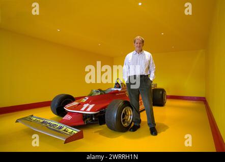 Jody Scheckter dans son garage avec sa Ferrari 312 T4 1979 dans laquelle il est devenu champion du monde de F1. Banque D'Images