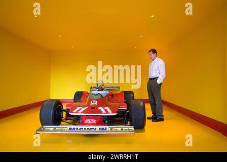 Jody Scheckter dans son garage avec sa Ferrari 312 T4 1979 dans laquelle il est devenu champion du monde de F1. Banque D'Images