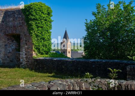 La vue depuis les ruines du château d'Ulmen jusqu'aux préparées Église Matthias Banque D'Images