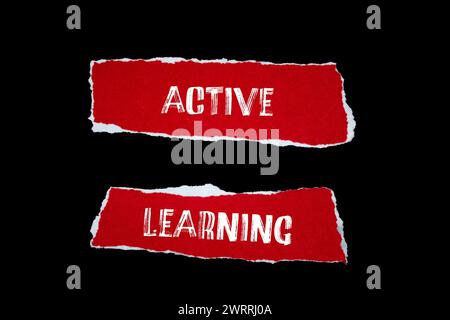Mots d'apprentissage actif écrits sur des morceaux de papier rouge déchiré avec fond noir. Symbole conceptuel. Copier l'espace. Banque D'Images