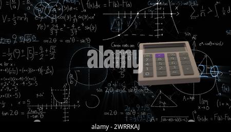 Image de la calculatrice en mouvement et équations mathématiques sur fond noir Banque D'Images