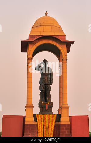 Statue de Subhas Chandra Bose sous la canopée derrière le mémorial de guerre de la porte de l'Inde, statue monolithique Netaji en granit noir à New Delhi immortalise Banque D'Images
