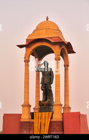 Statue de Subhas Chandra Bose sous la canopée derrière le mémorial de guerre de la porte de l'Inde, statue monolithique Netaji en granit noir à New Delhi immortalise Banque D'Images