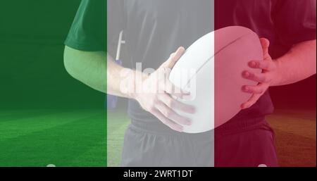 Confettis dorés et italie agitant le drapeau contre un joueur de rugby caucasien tenant un ballon de rugby Banque D'Images