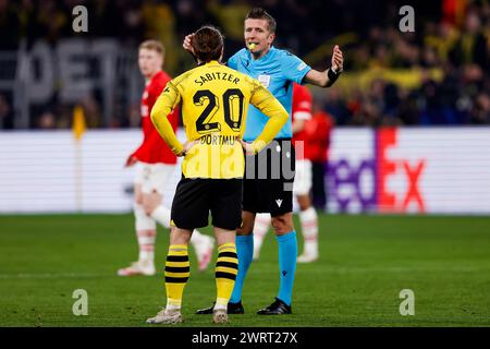 DORTMUND , ALLEMAGNE - 13 MARS : Marcel Sabitzer (Borussia Dortmund) et l'arbitre Daniele Orsato s'entretiennent lors de l'UEFA Champions League 2023/24 mat Banque D'Images