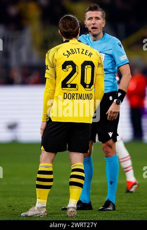 DORTMUND , ALLEMAGNE - 13 MARS : Marcel Sabitzer (Borussia Dortmund) et l'arbitre Daniele Orsato s'entretiennent lors de l'UEFA Champions League 2023/24 mat Banque D'Images