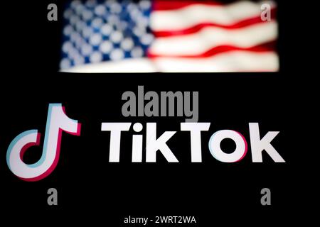 Tunis, Tunisie. 13 mars 2024. Tunis, Tunisie. 13 mars 2024.le logo TikTok est affiché sur un téléphone intelligent à côté du drapeau américain. TikTok est une application qui a été lancée en 2016 par ByteDance, une société technologique chinoise. La Chambre des représentants des États-Unis a adopté un projet de loi qui pourrait interdire l'application TikTok aux États-Unis (crédit image : © Hasan mrad/IMAGESLIVE via ZUMA Press Wire) UNIQUEMENT POUR USAGE ÉDITORIAL! Non destiné à UN USAGE commercial ! Banque D'Images