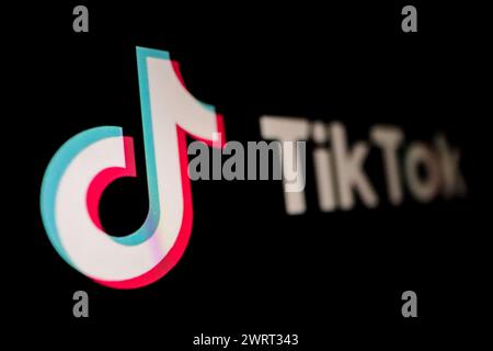 Tunis, Tunisie. 13 mars 2024. Tunis, Tunisie. 13 mars 2024. Le logo TikTok est affiché sur un smartphone. TikTok est une application qui a été lancée en 2016 par ByteDance, une société de technologie chinoise (crédit image : © Hasan mrad/IMAGESLIVE via ZUMA Press Wire) USAGE ÉDITORIAL SEULEMENT! Non destiné à UN USAGE commercial ! Banque D'Images