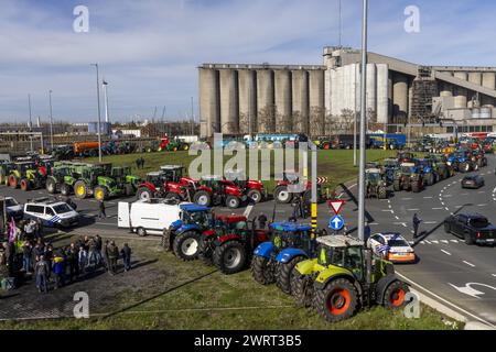 Gand, Belgique. 14 mars 2024. Des tracteurs sont vus à la « Turborotonde » lors d'une manifestation d'agriculteurs bloquant l'entrée des camions au port de Gand, le jeudi 14 mars 2024. Deux associations indépendantes de jeunes agriculteurs continuent de protester contre les règles strictes en matière d'azote pour les agriculteurs. En bloquant les ports, les agriculteurs veulent souligner que c’est principalement l’industrie qui émet de l’azote, et non l’agriculture. BELGA PHOTO NICOLAS MAETERLINCK crédit : Belga News Agency/Alamy Live News Banque D'Images