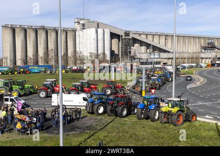 Gand, Belgique. 14 mars 2024. Des tracteurs sont vus à la « Turborotonde » lors d'une manifestation d'agriculteurs bloquant l'entrée des camions au port de Gand, le jeudi 14 mars 2024. Deux associations indépendantes de jeunes agriculteurs continuent de protester contre les règles strictes en matière d'azote pour les agriculteurs. En bloquant les ports, les agriculteurs veulent souligner que c’est principalement l’industrie qui émet de l’azote, et non l’agriculture. BELGA PHOTO NICOLAS MAETERLINCK crédit : Belga News Agency/Alamy Live News Banque D'Images