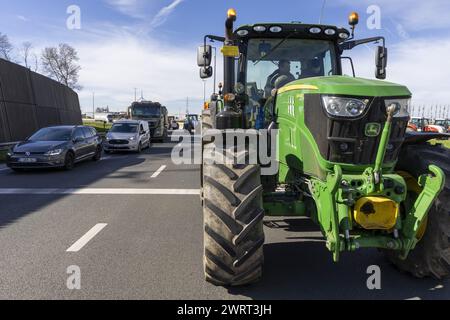 Gand, Belgique. 14 mars 2024. Des tracteurs sont vus à la « Turborotonde » lors d'une manifestation d'agriculteurs bloquant l'entrée des camions au port de Gand, le jeudi 14 mars 2024. Deux associations indépendantes de jeunes agriculteurs continuent de protester contre les règles strictes en matière d'azote pour les agriculteurs. En bloquant les ports, les agriculteurs veulent souligner que c’est principalement l’industrie qui émet de l’azote, et non l’agriculture. BELGA PHOTO NICOLAS MAETERLINCK crédit : Belga News Agency/Alamy Live News Banque D'Images