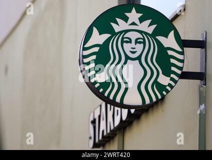 Gaziantep, Turkiye. 10 mars 2024. Gaziantep, Turkiye. 10 mars 2024. Le logo Starbucks dans un café Starbucks à Gaziantep, dans le sud de Turkiye. Starbucks fait partie des chaînes commerciales américaines ciblées par une campagne de boycott à Turkiye depuis le début de l'offensive militaire israélienne à Gaza. Ces entreprises ont été incluses dans la liste de boycott soit pour leurs positions pro-israéliennes dans la guerre, leurs prétendus liens financiers avec Israël, soit pour avoir investi en Israël (crédit image : © Zakariya Yahya/IMAGESLIVE via ZUMA Press Wire) USAGE ÉDITORIAL SEULEMENT ! Non destiné à UN USAGE commercial ! Banque D'Images